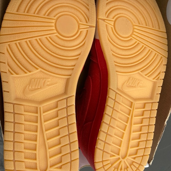 Women’s Air Jordan 1 Retro High Premium Dipped Toe - Picture 4 of 5